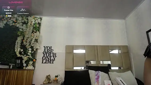 Queenjenn   online show from 6, 1, 2025