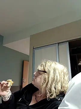 housewife shantie online show from 17, 12, 2025