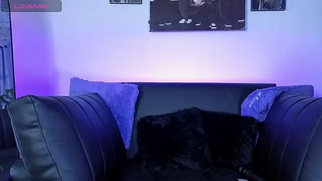 Alisson Wynter online show from 7, 4, 2026