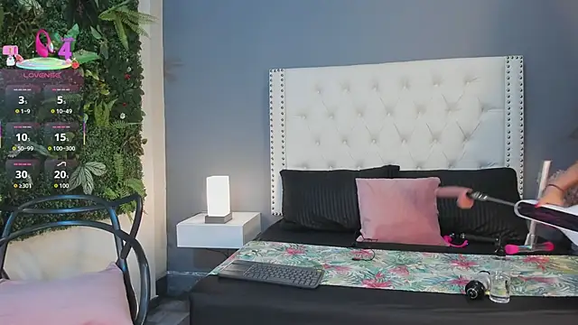 Julia Martinez  online show from 28, 11, 2025