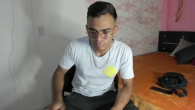 Snapshot of alessandro_2005 chatting on 3, 2, 2025 alessandro 2005 online show from 3, 2, 2025