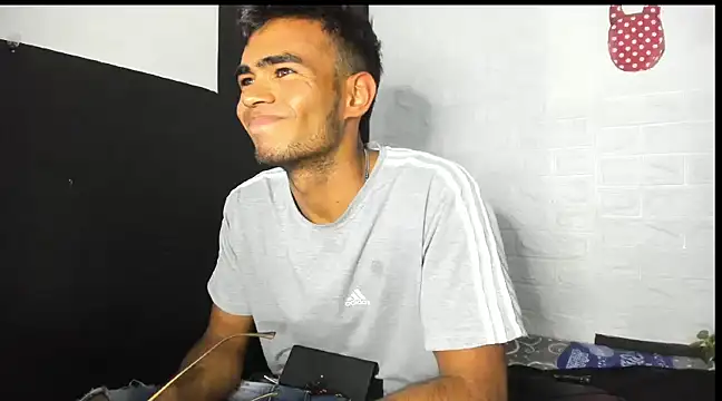 Snapshot of alessandro_2005 chatting on 8, 2, 2025 alessandro 2005 online show from 8, 2, 2025