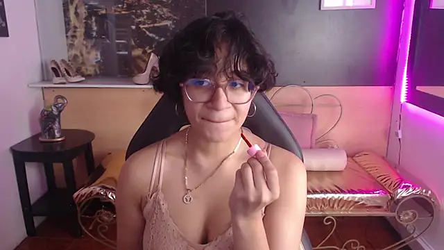 Lili Gomez  online show from 2, 11, 2025