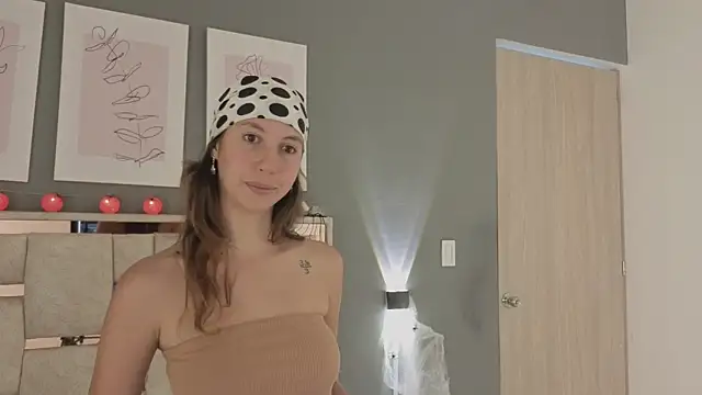 Snapshot of jolie_lov chatting on 28, 10, 2025 jolie lov online show from 28, 10, 2025