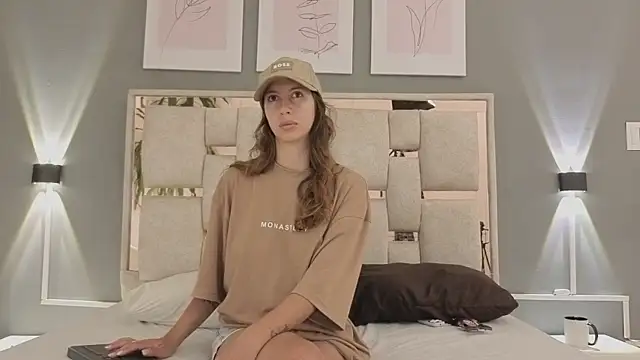 Snapshot of jolie_lov chatting on 8, 11, 2025 jolie lov online show from 8, 11, 2025