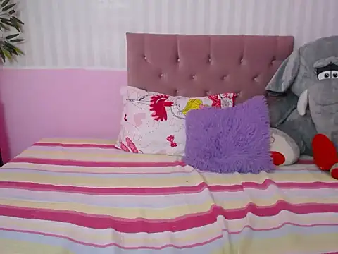 Snapshot of ximena_bunny chatting on 19, 12, 2024 ximena bunny online show from 19, 12, 2024