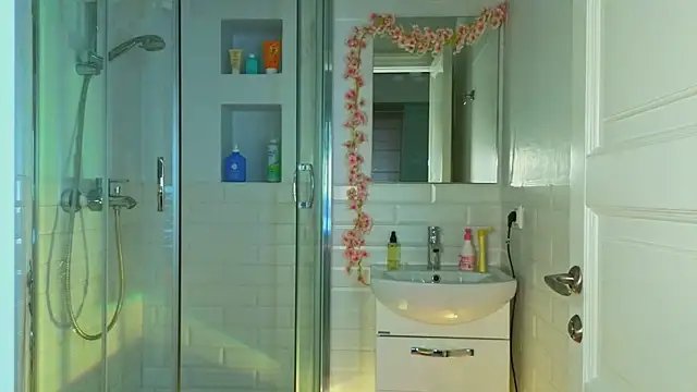 Mia Mia M online show from 28, 2, 2025