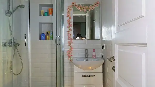 Mia Mia M online show from 8, 3, 2025