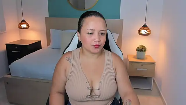 Snapshot of linda_rios_ chatting on 8, 1, 2025 linda rios online show from 8, 1, 2025