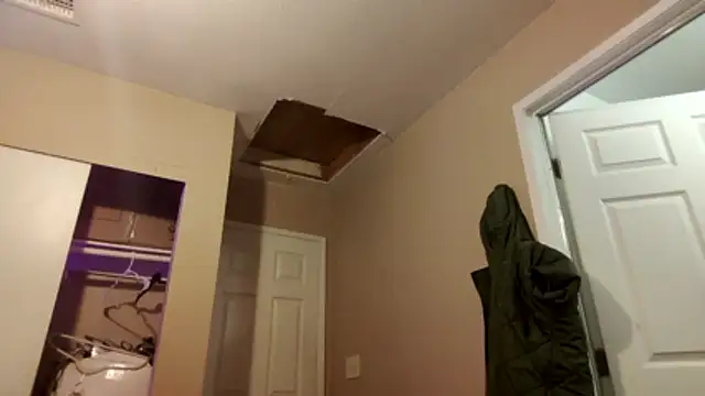 Snapshot of Huntzg23 chatting on 18, 12, 2025 Huntzg23 online show from 18, 12, 2025