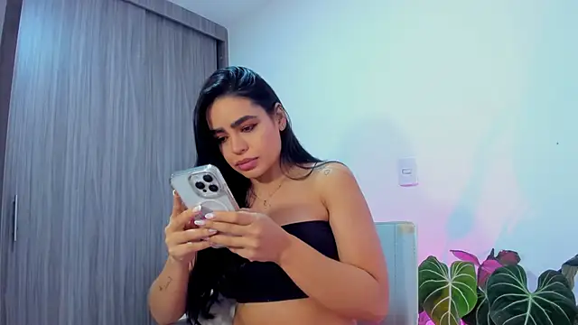 Snapshot of Sara_Leblanc chatting on 14, 10, 2025 Sara Leblanc online show from 14, 10, 2025