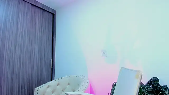 Snapshot of Sara_Leblanc chatting on 28, 10, 2025 Sara Leblanc online show from 28, 10, 2025