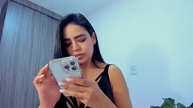 Snapshot of Sara_Leblanc chatting on 11, 11, 2025 Sara Leblanc online show from 11, 11, 2025