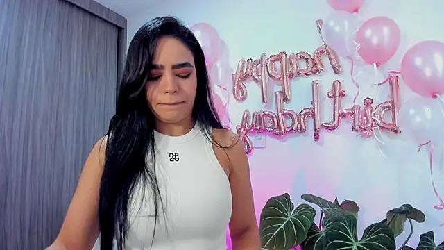 Snapshot of Sara_Leblanc chatting on 12, 11, 2025 Sara Leblanc online show from 12, 11, 2025