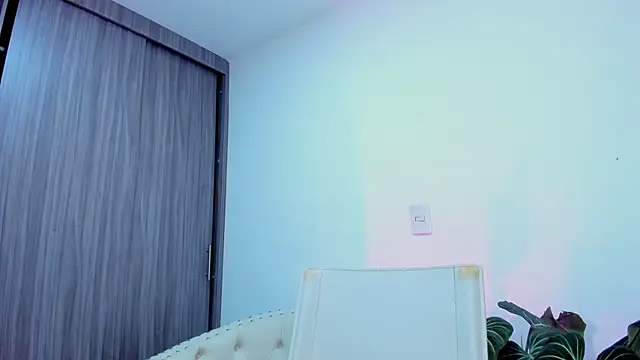 Snapshot of Sara_Leblanc chatting on 19, 11, 2025 Sara Leblanc online show from 19, 11, 2025