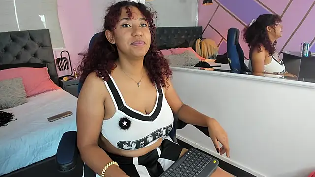 Snapshot of lauraltt chatting on 3, 1, 2025 lauraltt online show from 3, 1, 2025