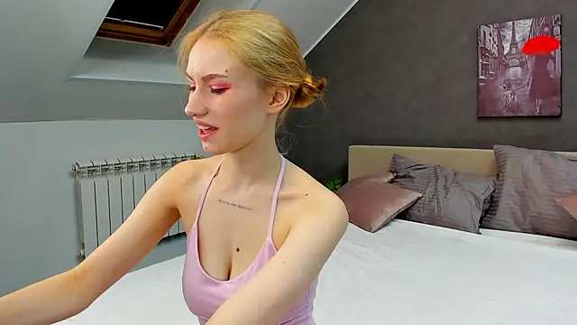 Mollly Rouge online show from 7, 3, 2025