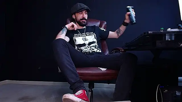 Snapshot of AxelColton chatting on 12, 11, 2025 AxelColton online show from 12, 11, 2025