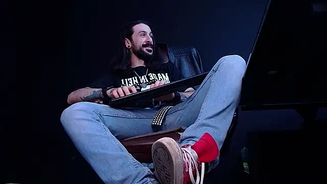 Snapshot of AxelColton chatting on 16, 11, 2025 AxelColton online show from 16, 11, 2025