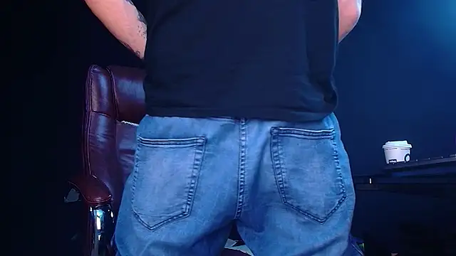 Snapshot of AxelColton chatting on 26, 11, 2025 AxelColton online show from 26, 11, 2025