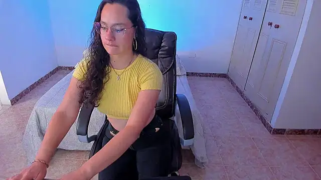 Snapshot of emmaTorres1 chatting on 18, 1, 2025 emmaTorres1 online show from 18, 1, 2025