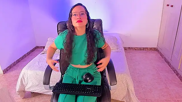 Snapshot of emmaTorres1 chatting on 21, 1, 2025 emmaTorres1 online show from 21, 1, 2025