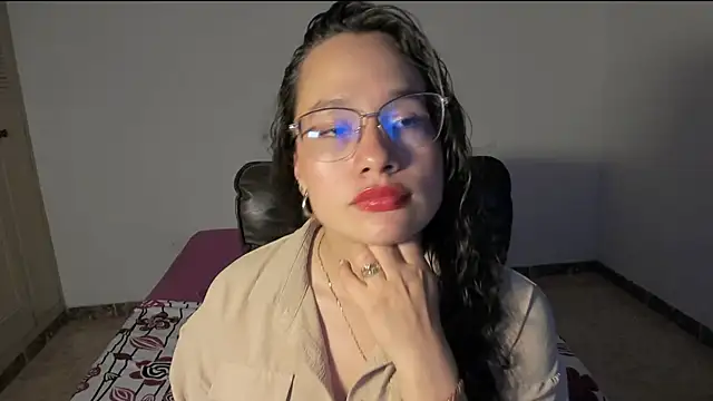 Snapshot of emmaTorres1 chatting on 2, 3, 2025 emmaTorres1 online show from 2, 3, 2025