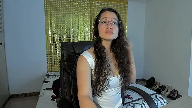 Snapshot of emmaTorres1 chatting on 16, 3, 2025 emmaTorres1 online show from 16, 3, 2025