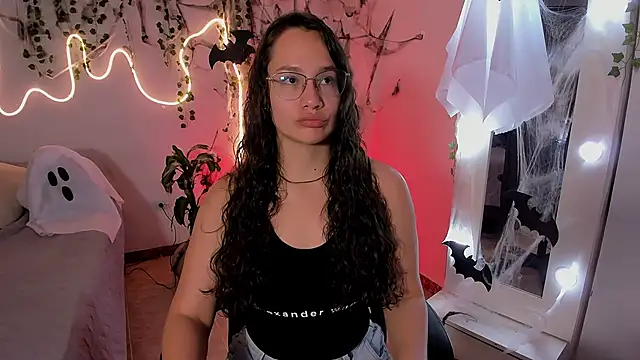 Snapshot of emmaTorres1 chatting on 25, 10, 2025 emmaTorres1 online show from 25, 10, 2025