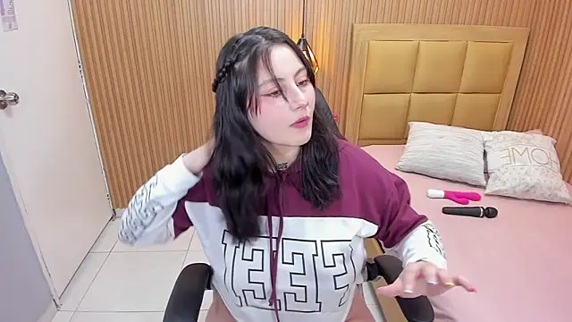 Snapshot of LOLAMAXI chatting on 24, 4, 2026 LOLAMAXI online show from 24, 4, 2026