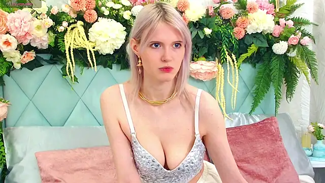Snapshot of NellieLoyns chatting on 20, 10, 2025 NellieLoyns online show from 20, 10, 2025