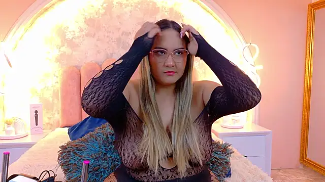 MiaLaurents online show from 5, 3, 2026