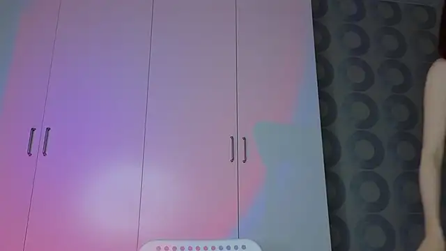 Cuteroxyfoxy online show from 7, 1, 2025