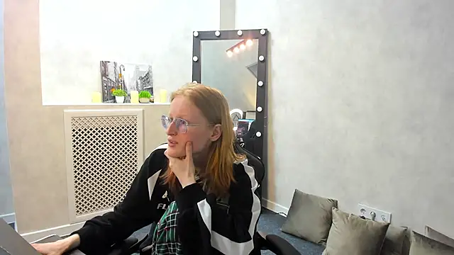 ElizabethHarpper online show from 31, 1, 2025