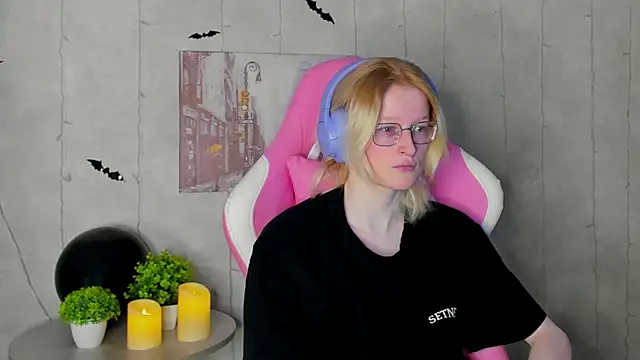 ElizabethHarpper online show from 4, 11, 2025