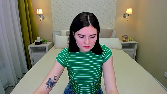 Snapshot of CharlotteMitchell chatting on 5, 2, 2025 CharlotteMitchell online show from 5, 2, 2025