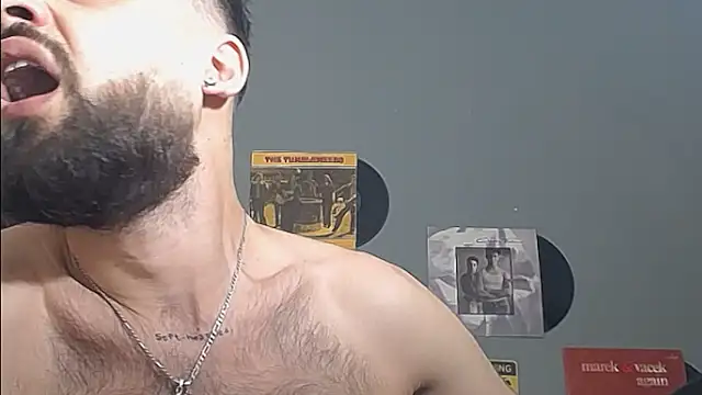 Snapshot of HairyRobxxx chatting on 8, 3, 2026 HairyRobxxx online show from 8, 3, 2026