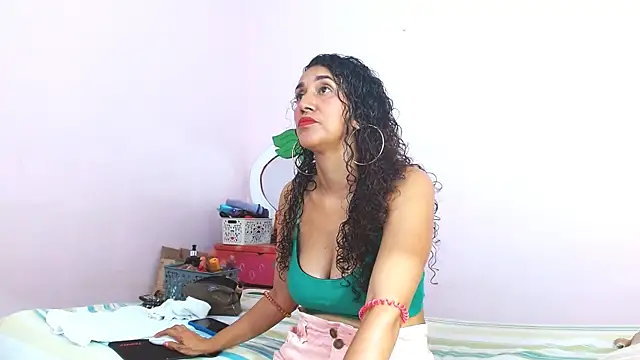 Snapshot of latinabueno41 chatting on 17, 1, 2025 latinabueno41 online show from 17, 1, 2025