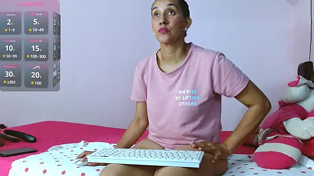 Snapshot of latinabueno41 chatting on 16, 10, 2025 latinabueno41 online show from 16, 10, 2025