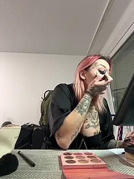 Snapshot of Mia-Fuchs chatting on 5, 3, 2025 Mia-Fuchs online show from 5, 3, 2025