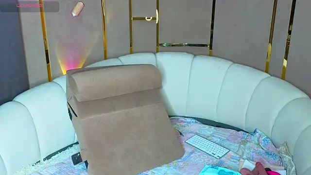 emilytrays online show from 13, 6, 2026