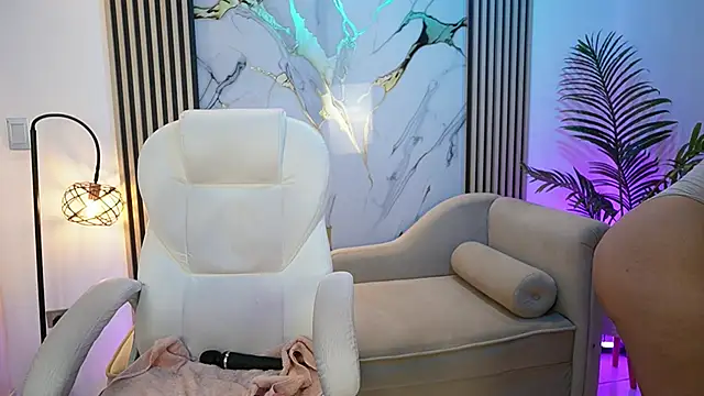 Emma Walkerr  online show from 9, 4, 2026