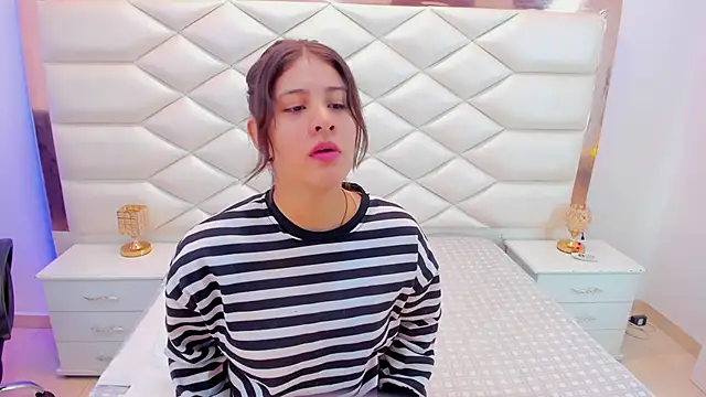 Snapshot of MiaQueen021 chatting on 24, 1, 2025 MiaQueen021 online show from 24, 1, 2025