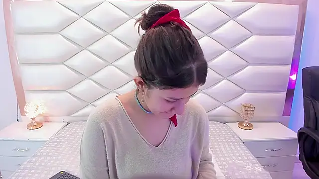 Snapshot of MiaQueen021 chatting on 5, 2, 2025 MiaQueen021 online show from 5, 2, 2025