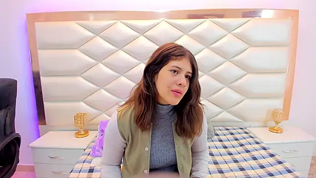 Snapshot of MiaQueen021 chatting on 7, 2, 2025 MiaQueen021 online show from 7, 2, 2025