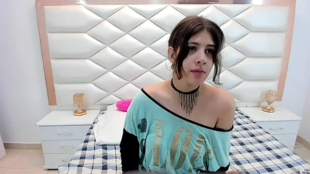 Snapshot of MiaQueen021 chatting on 12, 2, 2025 MiaQueen021 online show from 12, 2, 2025