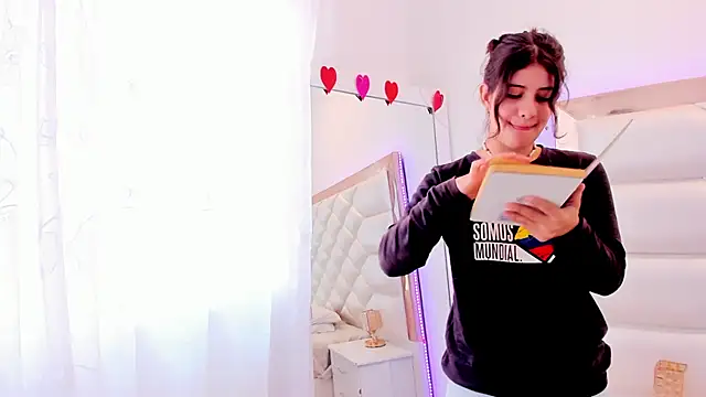 Snapshot of MiaQueen021 chatting on 19, 2, 2025 MiaQueen021 online show from 19, 2, 2025