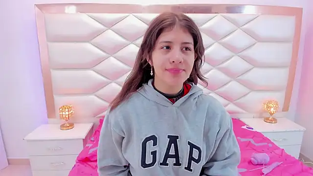 Snapshot of MiaQueen021 chatting on 8, 3, 2025 MiaQueen021 online show from 8, 3, 2025