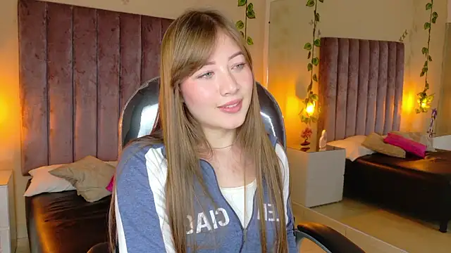 Dahlia Rousse online show from 3, 2, 2026