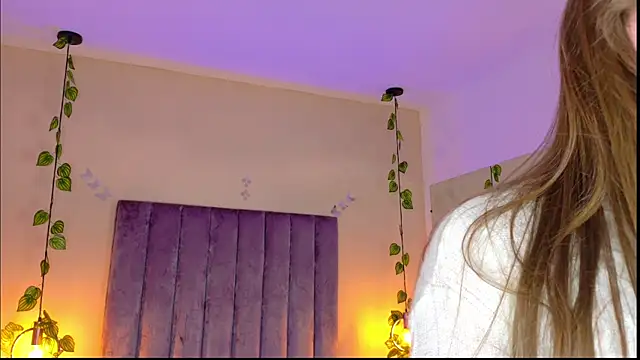 Dahlia Rousse online show from 31, 3, 2026